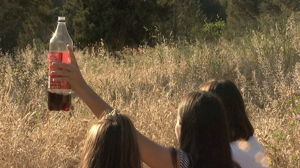 Desalojan a unos 40 estudiantes Erasmus que hacían botellón en la playa coruñesa de Carnota y les obligan a limpiarla Desalojan a unos 40 estudiantes Erasmus que hacían botellón en la playa coruñesa de Carnota y les obligan a limpiarla