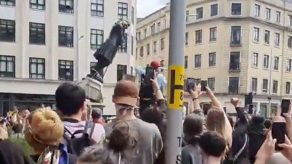 Derriban en Bristol una estatua de Edward Colston, comerciante de esclavos