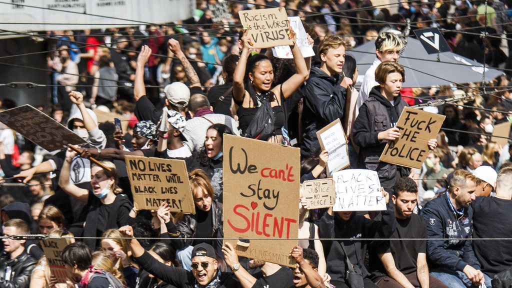 Las protestas contra el racismo en Berlín se saldan con 93 detenidos y 28 policías heridos Las protestas contra el racismo en Berlín se saldan con 93 detenidos y 28 policías heridos