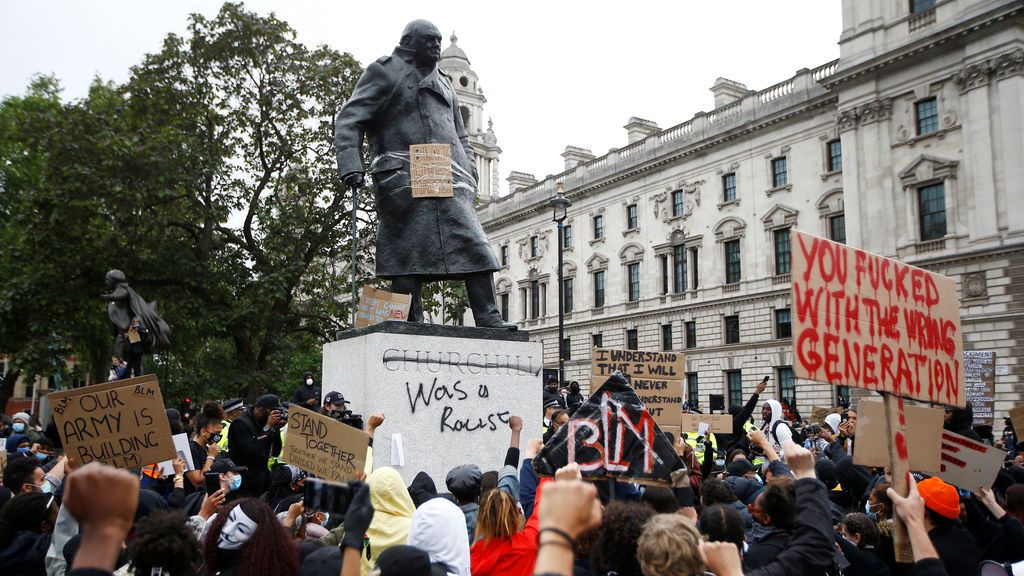 Actos reivindicativos en contra del racismo sobre estatuas alrededor de Reino Unido