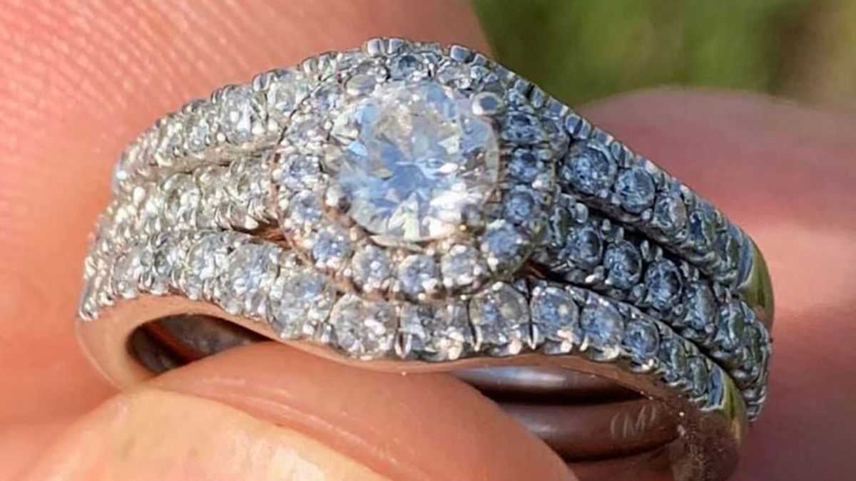 Se busca a la dueña del anillo de diamantes que un hombre encontró en la playa