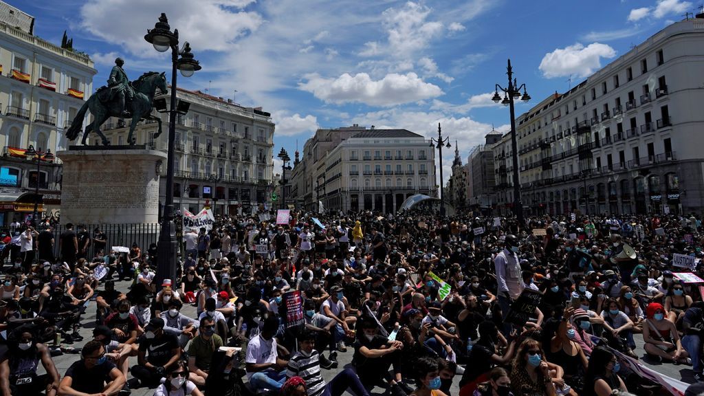Los manifestantes contra el racismo se concentran en la Plaza del Sol