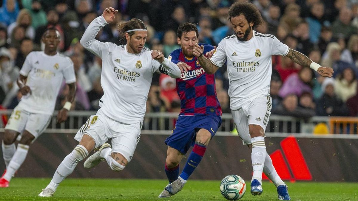 Messi disputa un balón con Sergio Ramos y Marcelo.