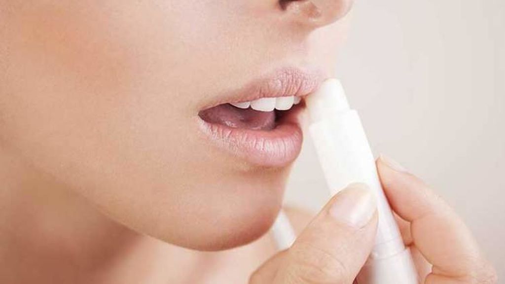 Si quieres recuperar el brillo en los labios, lo mejor será que te apliques protector labial.