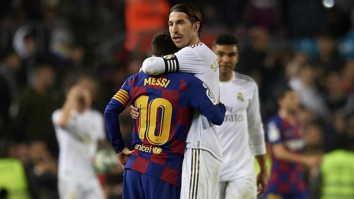 Sergio Ramos y Messi se abrazan tras el Clásico.
