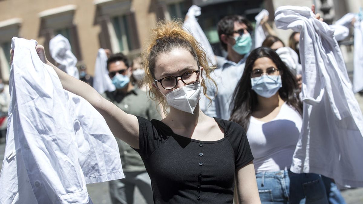Los MIR de Madrid, en huelga: "La COVID ha probado lo necesarios que somos, que nos traten en consecuencia" Los MIR de Madrid, en huelga: "La COVID ha probado lo necesarios que somos, que nos traten en consecuencia"