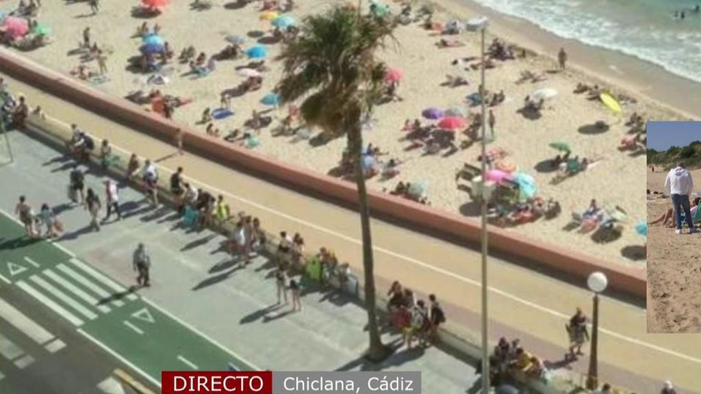 Colas para entrar a la playa en Cádiz