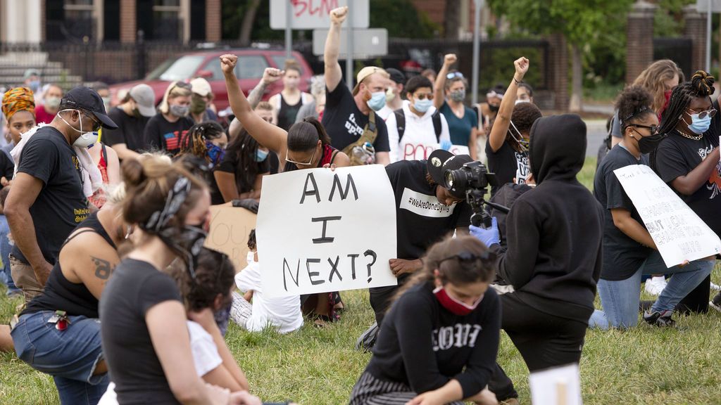 Detienen al líder del Ku Klux Klan en Virginia por embestir con su camioneta contra manifestantes Detienen al líder del Ku Klux Klan en Virginia por embestir con su camioneta contra manifestantes