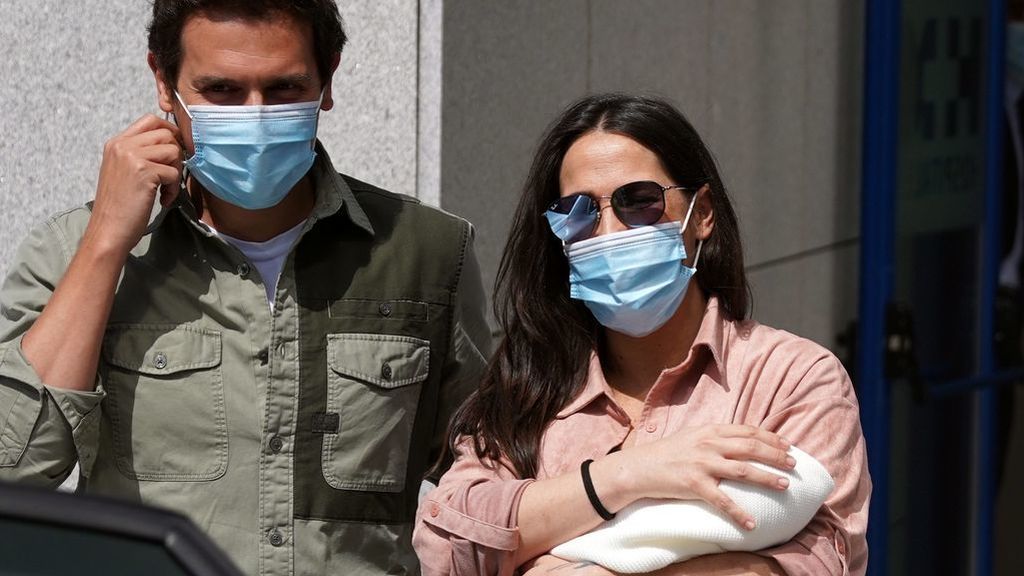 Malú y Albert Rivera abandonan el hospital tras el nacimiento de su hija Lucía