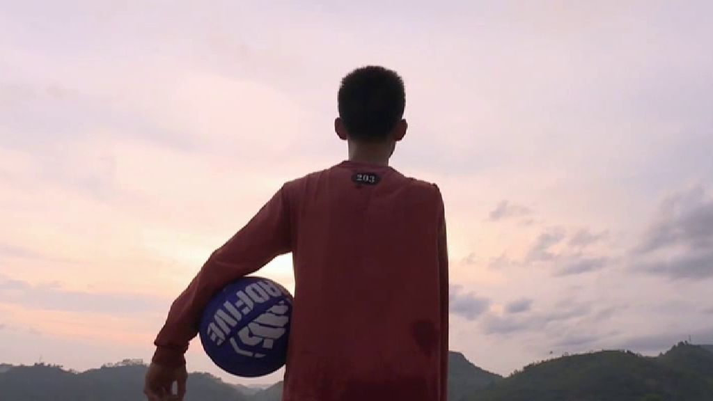Un pequeño jugador de baloncesto de 14 años con un solo brazo se hace viral en Internet