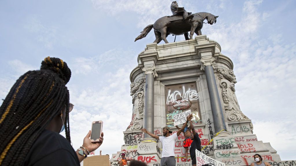 La estatua general confederado Robert E. Lee rodeada de manifestantes