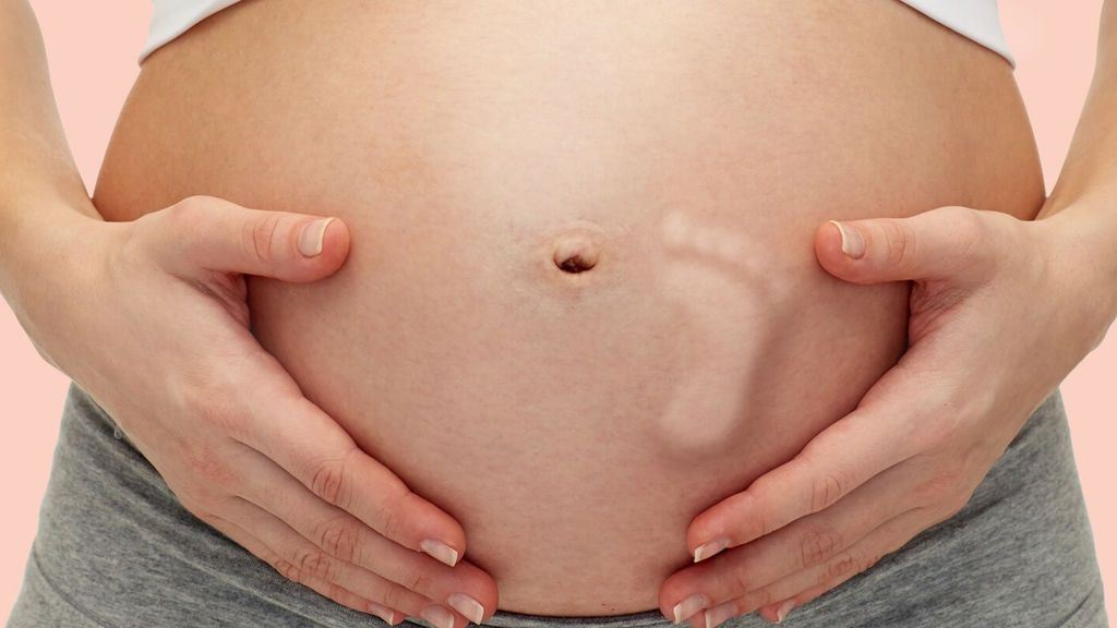 Cómo identificar los primeros movimientos del bebé en tu barriga.