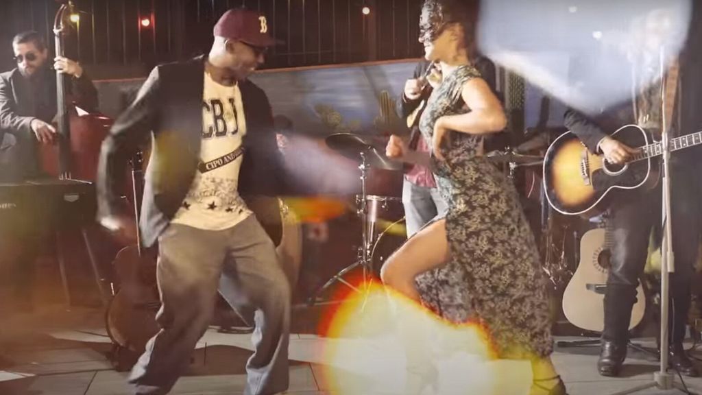Sara Donés bailando en el último videoclip de Jarabe de Palo