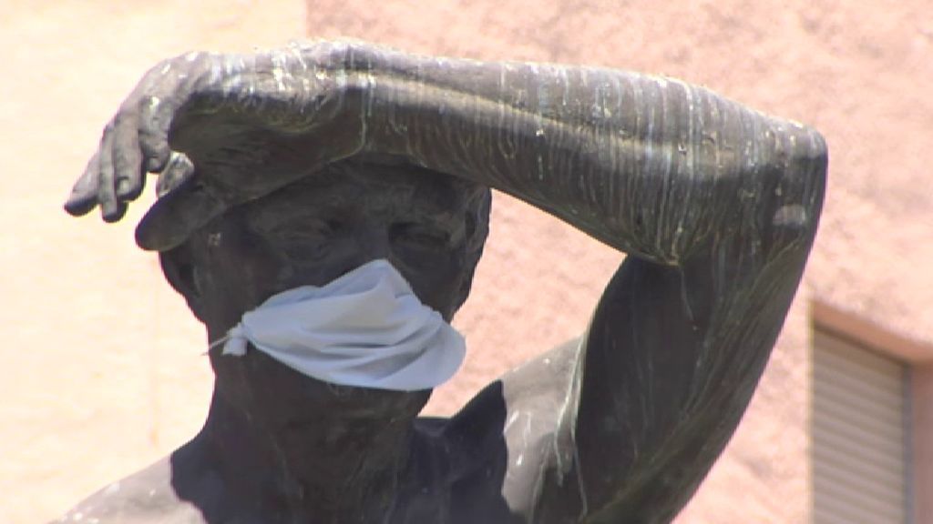 Las estatuas de Almuñecar también llevan mascarilla para concienciar sobre el cuidado del medio ambiente