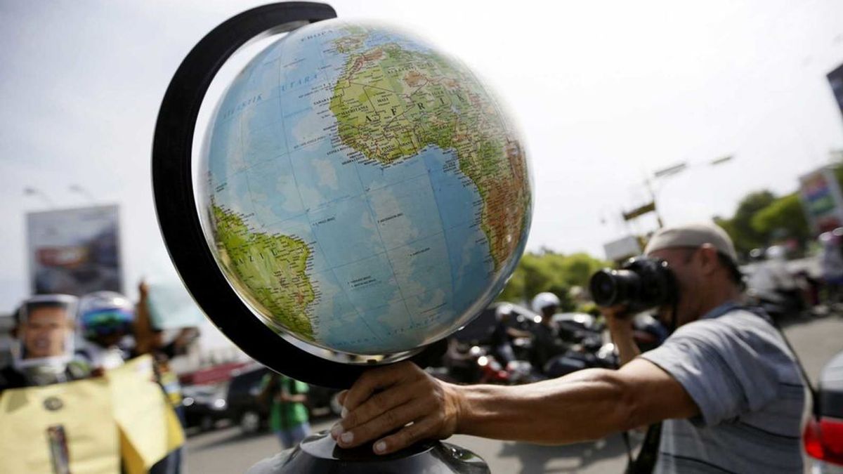 Un fotógrafo realiza una instantánea de un globo terráqueo en Indonesia