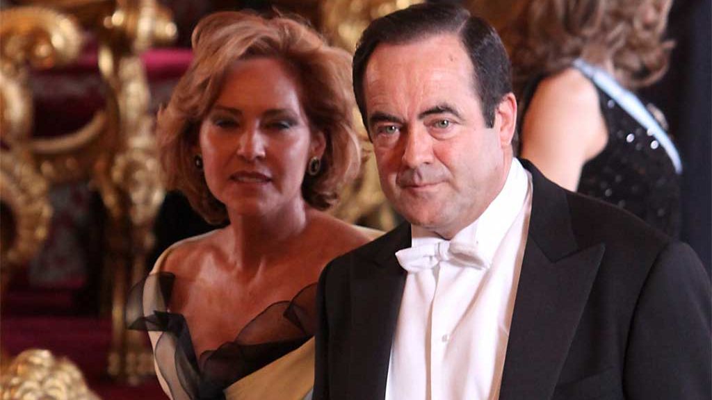 José Bono y su mujer, Ana Rodríguez, en una cena con los Reyes Juan Carlos y Sofía (2009)