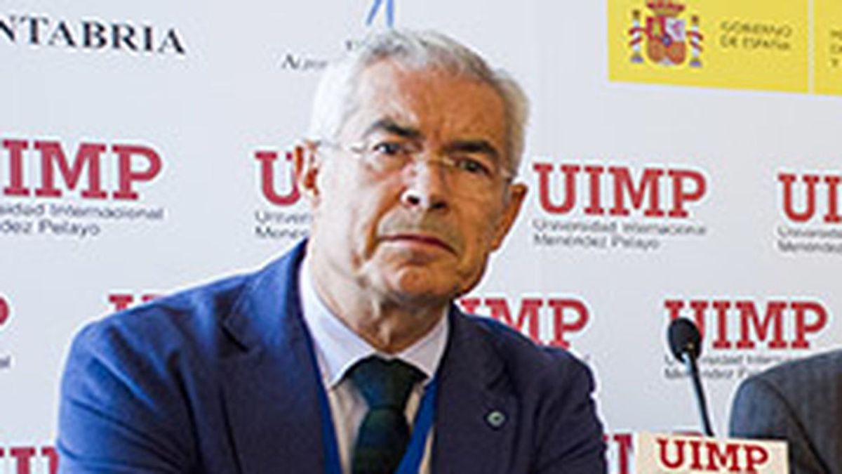 Emilio Bouza: "Los microbiólogos en Italia nos llamaban en febrero para alertar que el COVID era horrible" Emilio Bouza: "Los microbiólogos en Italia nos llamaban en febrero para alertar que el COVID era horrible"