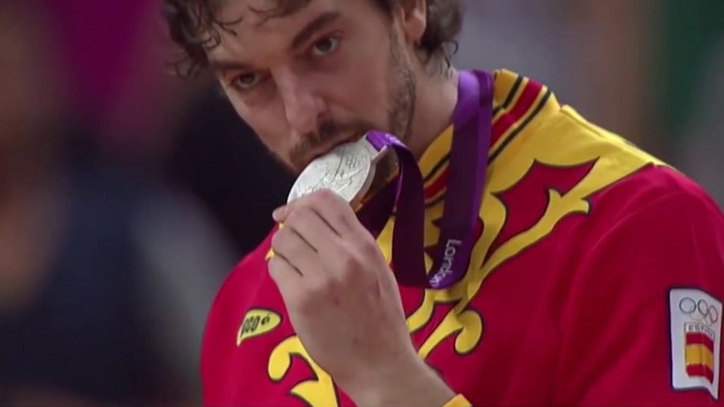 Pau Gasol muerde una medalla olímpica con España.
