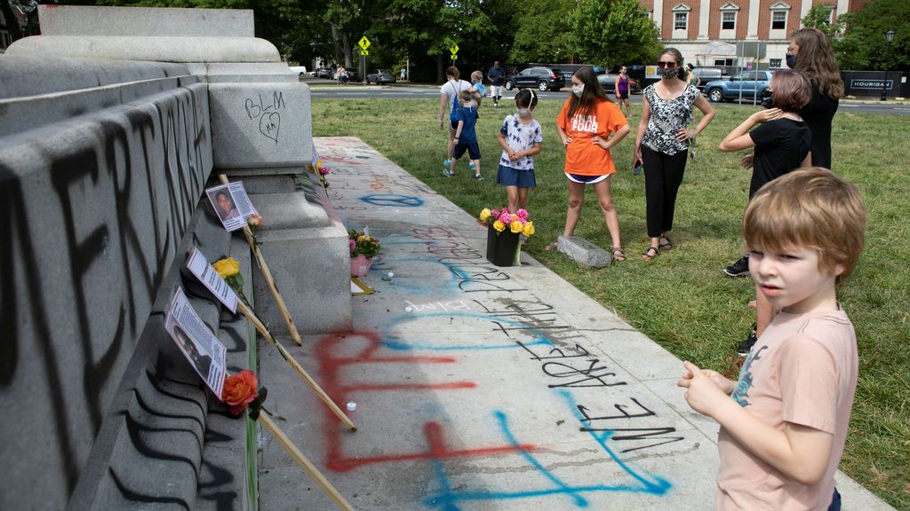 Derriban una estatua de Colón en Estados Unidos durante las protestas raciales