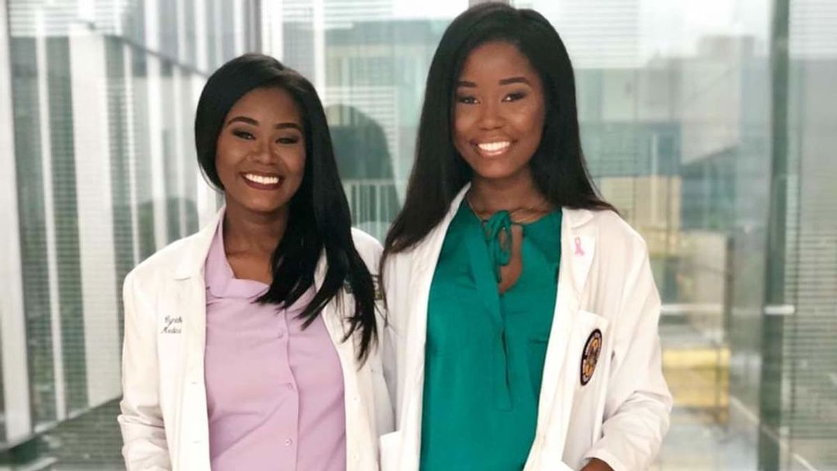 Madre e hija se graduan en Medicina al mismo tiempo y consiguen plaza en el mismo centro