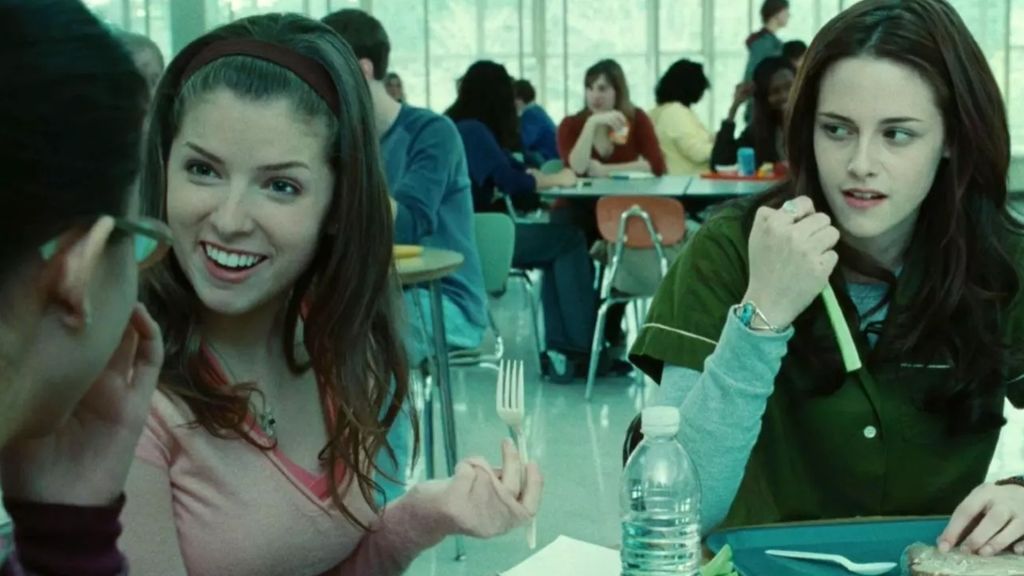 Jessica (Anna Kendrick) y Bella (Kristen Stewart) en el instituto