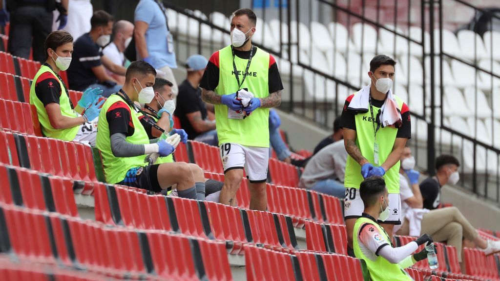 Los suplentes del Rayo Vallecano con mascarillas en las gradas