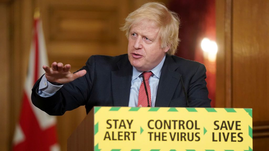 Johnson, entre varios fuegos: "Reino Unido podría haber salvado 20.000 vidas", dice un exasesor Johnson, entre varios fuegos: "Reino Unido podría haber salvado 20.000 vidas", dice un exasesor