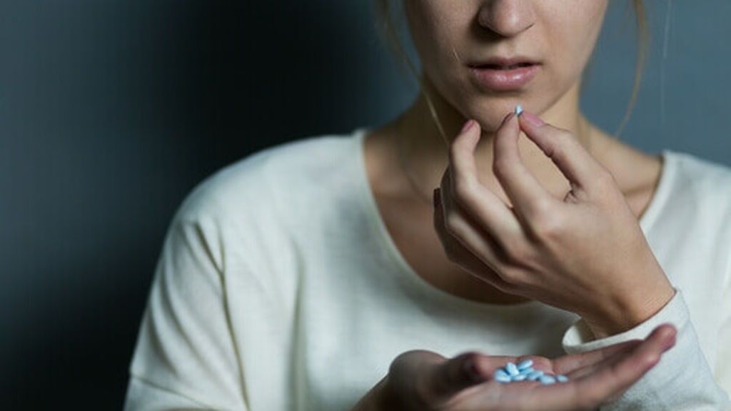 mujer-problemas-tomando-pastilla
