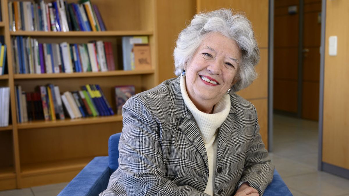 María Ángeles Durán, socióloga: "Teletrabajar no es conciliar, es sumar dos trabajos" María Ángeles Durán, socióloga: "Teletrabajar no es conciliar, es sumar dos trabajos"