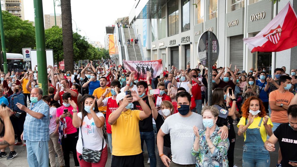 Aficionados esperando por el Sevilla y el Betis