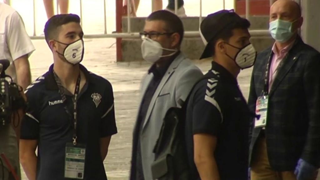 Los jugadores del Albacete haciendo cola para entrar en Vallecas.