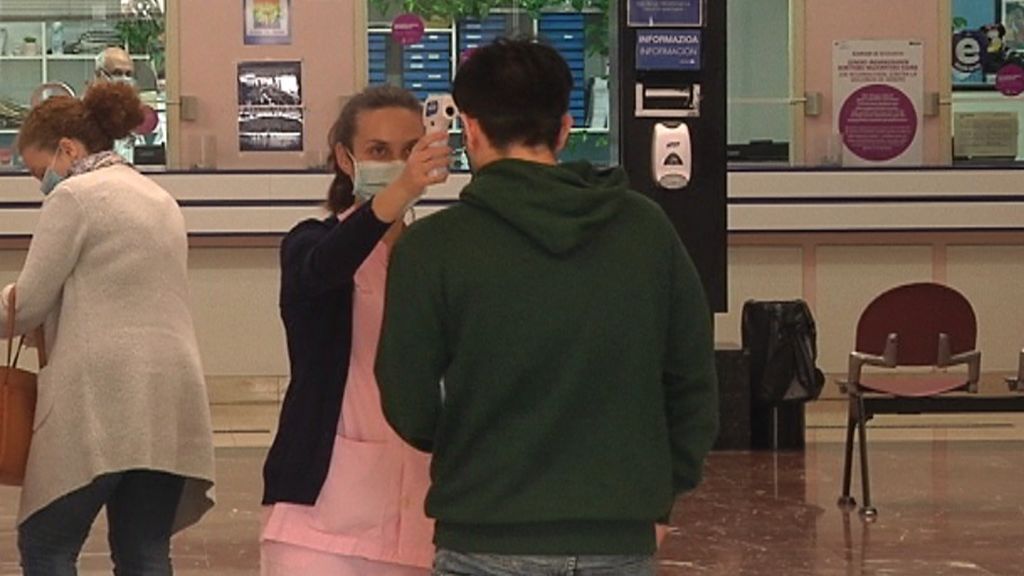 Toma de temperatura a la entrada de consultas externa del Hospital de Basurto.