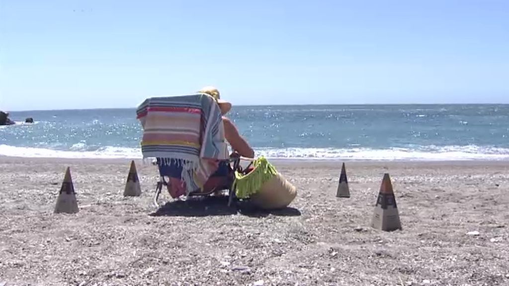 Conos de cartón reutilizables para que cada bañista defina su parcela de playa