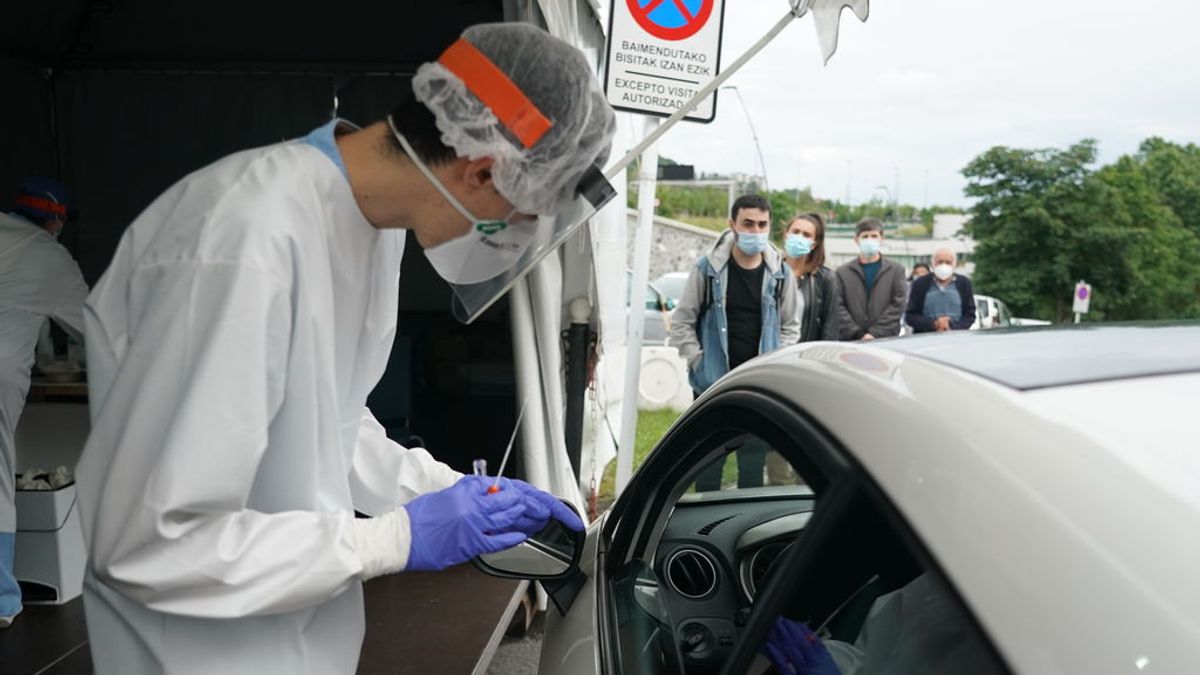 EuropaPress_3185497_trabajador_sanitario_le_realiza_test_vehiculo_hombre_zona_habilitada (1) EuropaPress_3185497_trabajador_sanitario_le_realiza_test_vehiculo_hombre_zona_habilitada (1)