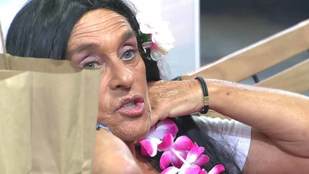 Chelo sufre un desvanecimiento y tiene que ser atendida por el servicio médico