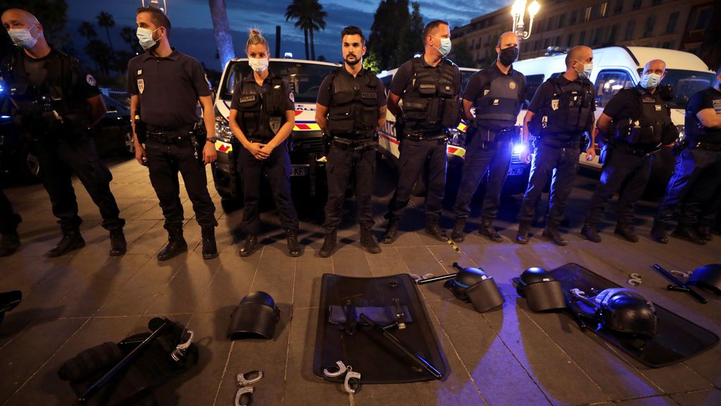 Esposas al suelo: el gesto de protesta de la policía francesa para expresar su ira Esposas al suelo: el gesto de protesta de la policía francesa para expresar su ira