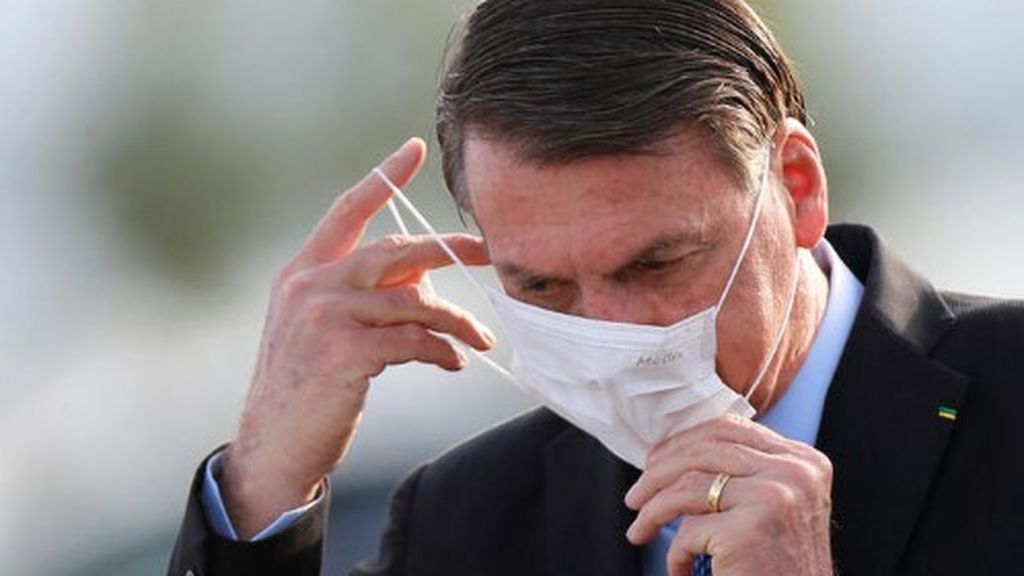 Jair Bolsonaro, al fin,  miles de muertos por Covid-19, lo hacen ponerse la mascarilla