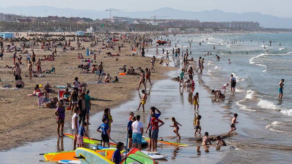Más de 22.300 aspirantes se presentan a las 1.000 plazas de auxiliar de playa en Valencia Más de 22.300 aspirantes se presentan a las 1.000 plazas de auxiliar de playa en Valencia