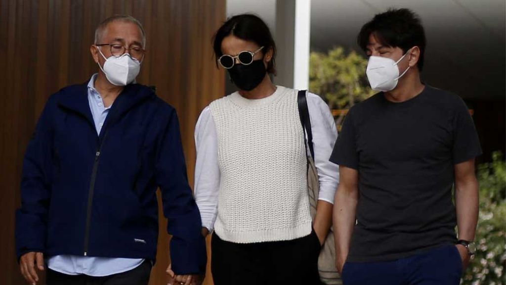 Javier Sardá despide a su hermana, Rosa María Sardá, junto a su mujer y Juan Carlos Ortega
