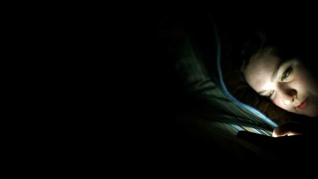 El vamping o uso de las pantallas por la noche afectará a tu sueño y te hará engordar El vamping o uso de las pantallas por la noche afectará a tu sueño y te hará engordar