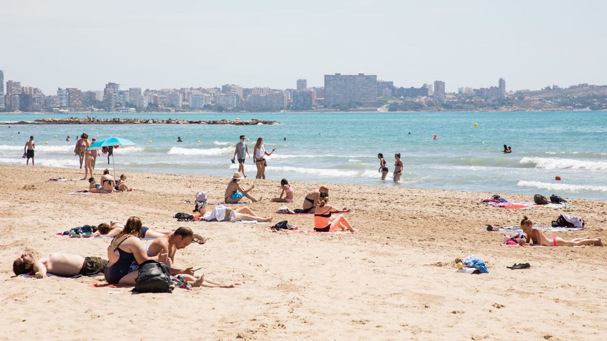 EuropaPress_3175745_banistas_playa_postiguet_primer_dia_fase_cuando_puede_acceder_playas_misma EuropaPress_3175745_banistas_playa_postiguet_primer_dia_fase_cuando_puede_acceder_playas_misma
