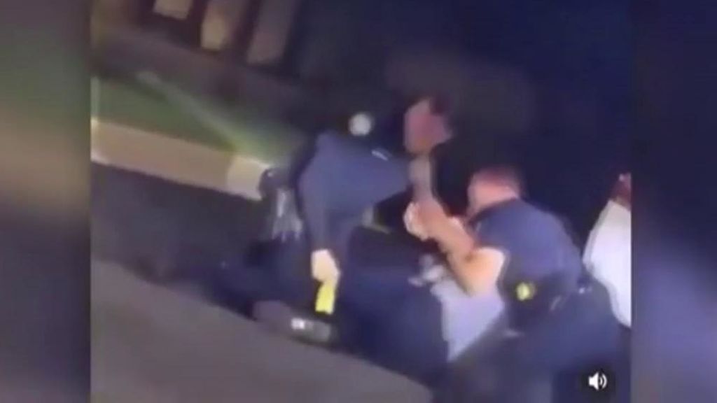 Investigan a un policía de Atlanta tras matar a un hombre negro en un forcejeo