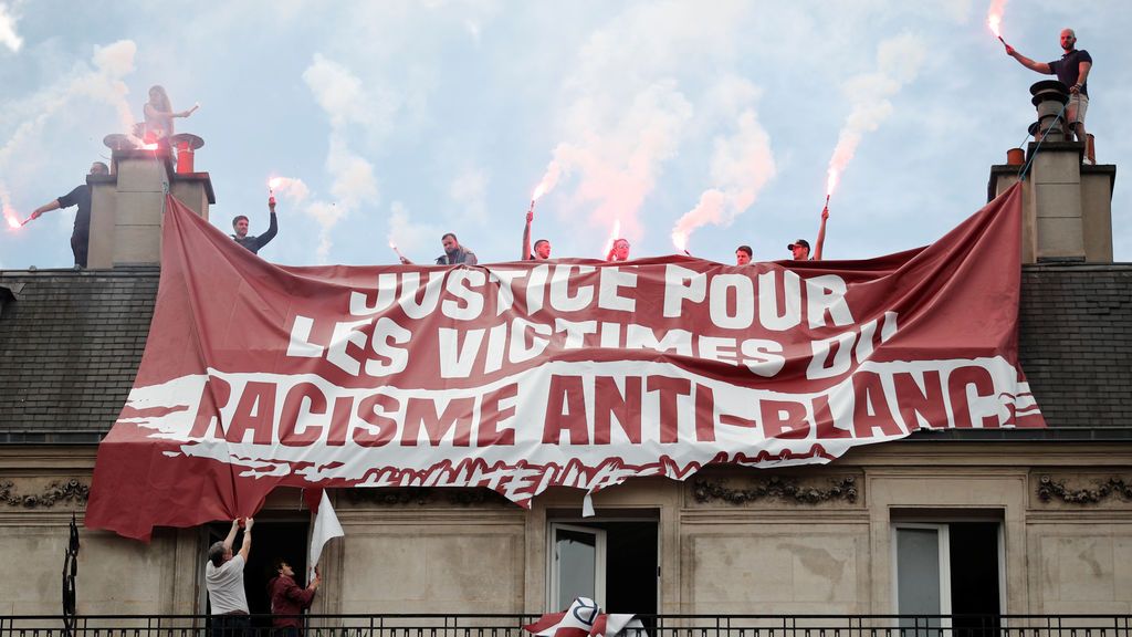 Un grupo ultranacionalista trata de boicotear una manifestación en París y cuelga una pancarta contra el "racismo anti-blanco"