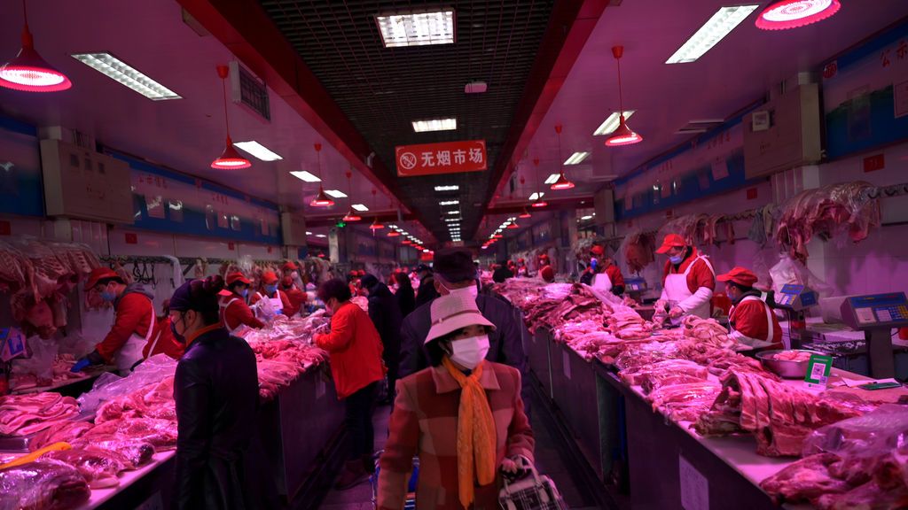China cierra el mayor mercado mayorista de Pekín por un nuevo brote de coronavirus China cierra el mayor mercado mayorista de Pekín por un nuevo brote de coronavirus