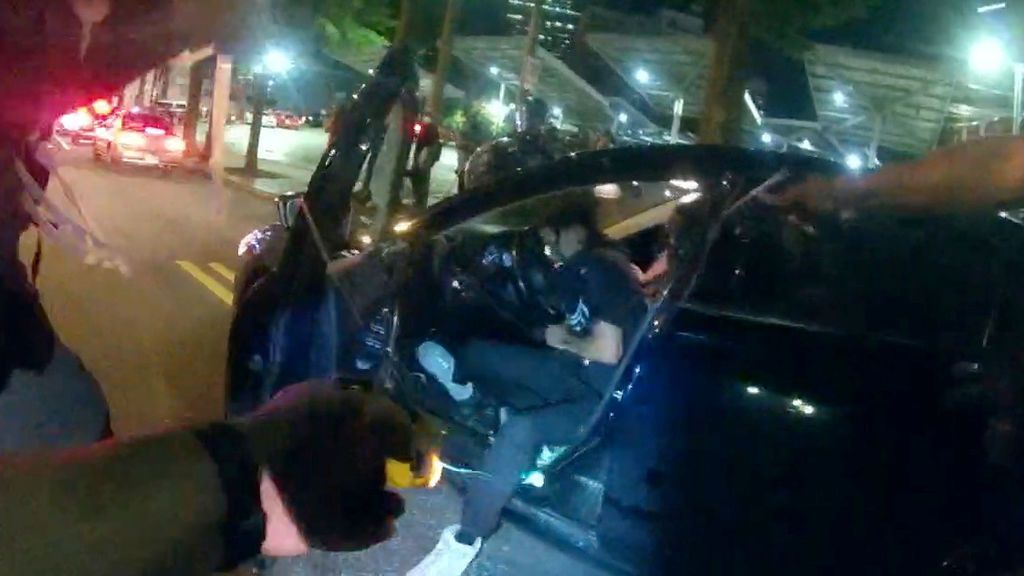 Investigan a un policía tras la muerte de un hombre negro en Atlanta