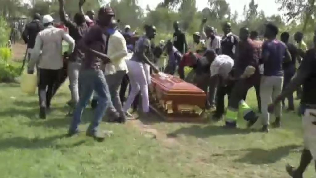 Una multitud enfadada impide el funeral del músico Bernard Obonyo en Kenia