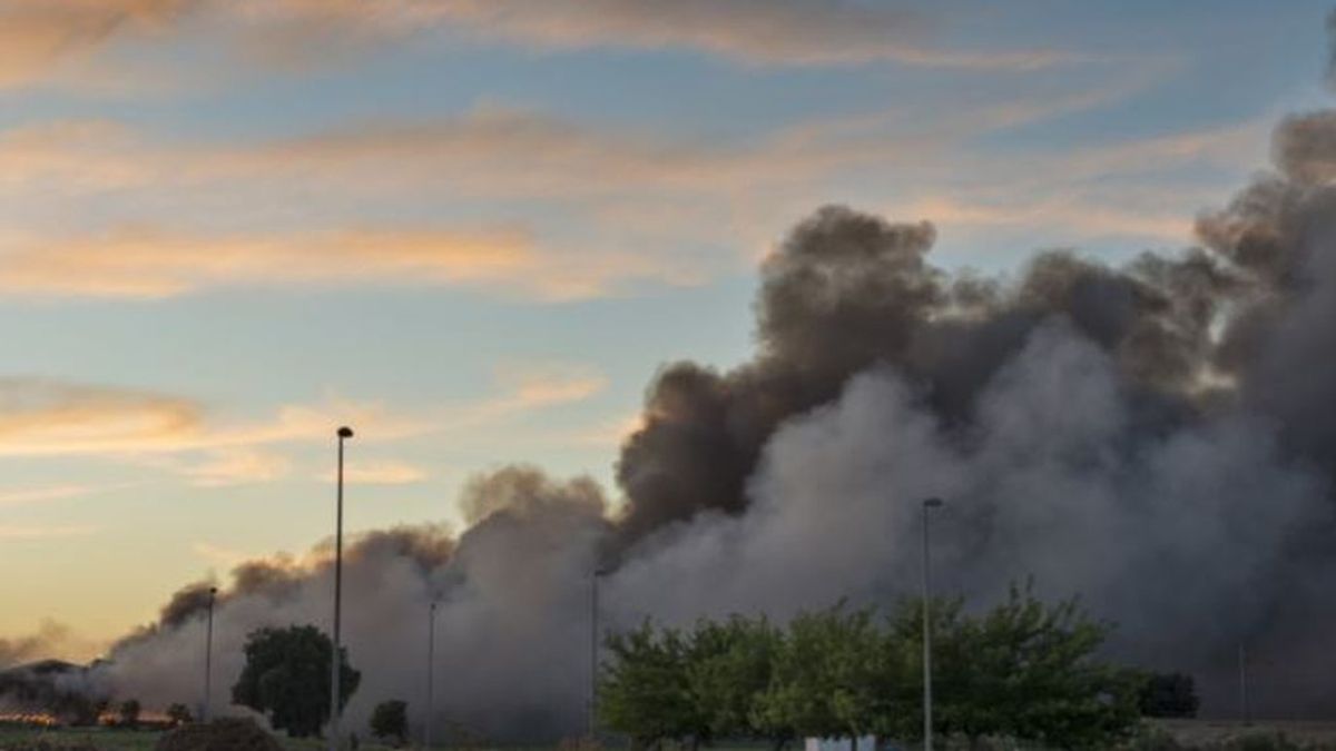 Controlado el incendio en la fábrica de neumáticos en Espeluy que cortó la A-6076 y el paso a un tren