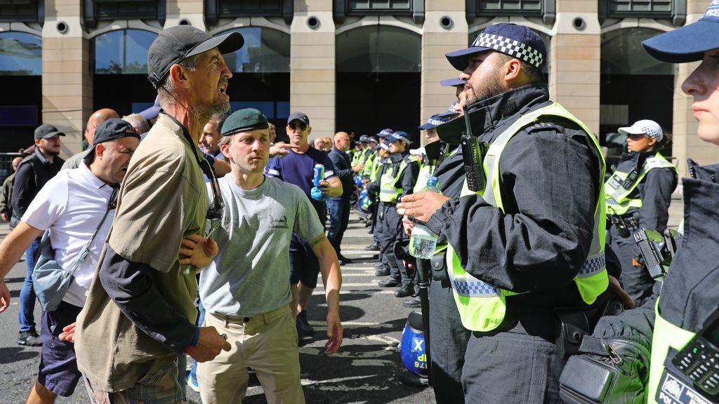 Arrestan a un manifestante en Londres por orinar junto al memorial del agente fallecido en el ataque de Westminster Arrestan a un manifestante en Londres por orinar junto al memorial del agente fallecido en el ataque de Westminster