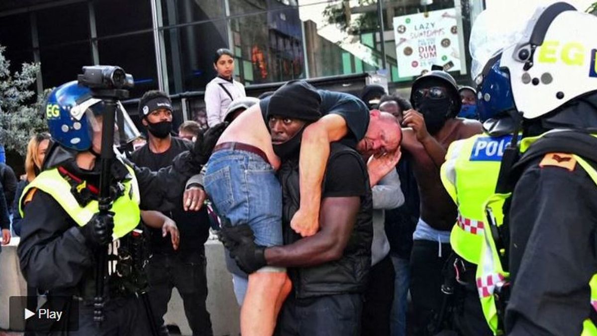Un hombre negro rescata y carga en sus hombros a un ultraderechista herido en una manifestación en Londres