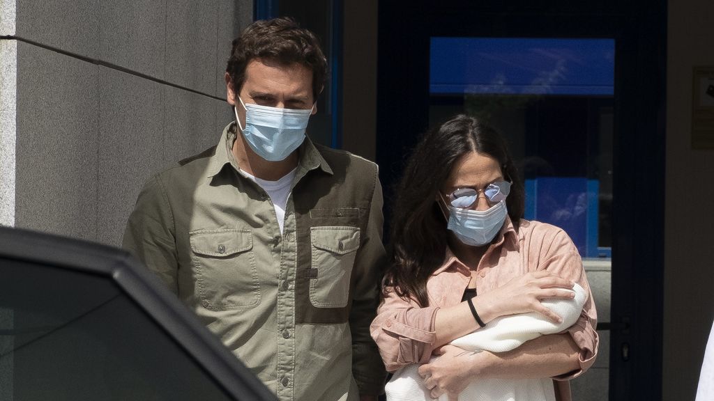 Malú junto a Albert Rivera en su salida del hospital